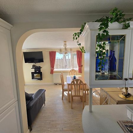 Family Bungalow With Private Pool Kilgetty Εξωτερικό φωτογραφία