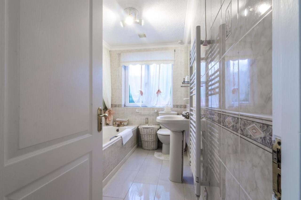 Family Bungalow With Private Pool Kilgetty Εξωτερικό φωτογραφία