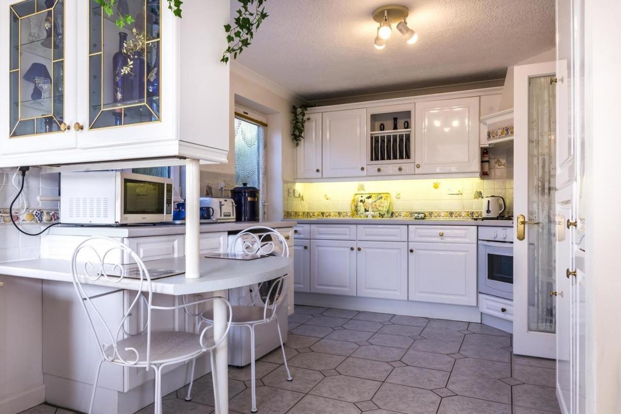 Family Bungalow With Private Pool Kilgetty Εξωτερικό φωτογραφία