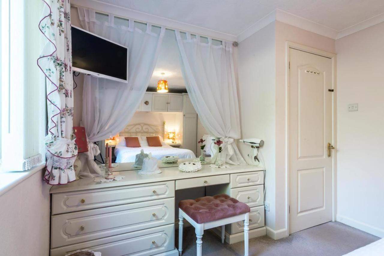 Family Bungalow With Private Pool Kilgetty Εξωτερικό φωτογραφία